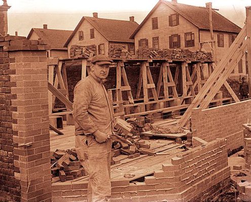 Murmesternes Forening Oslo er en av Oslos eldste håndverksforeninger, grunnlagt i 1884. Gammelt bilde av murer i Oslo Kristiania. Foto