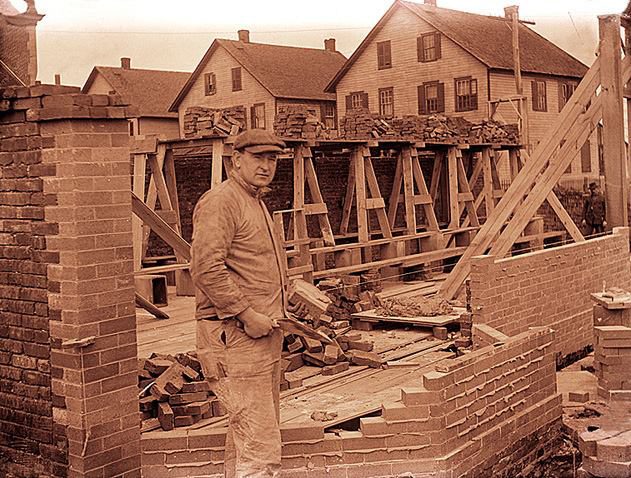 Murmesternes Forening Oslo er en av Oslos eldste håndverksforeninger, grunnlagt i 1884. Gammelt bilde av murer i Oslo Kristiania. Foto