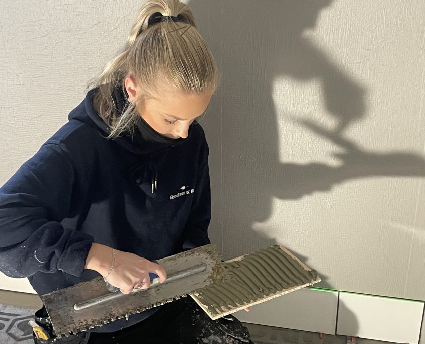 murerjenter jobber med flis